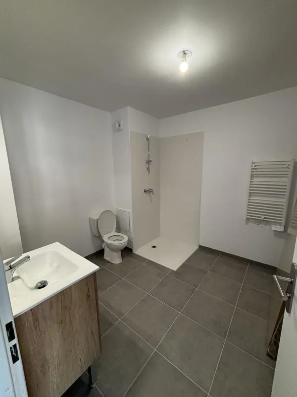 Salles de bain - Appartement Neuf avec Balcon à Cogolin