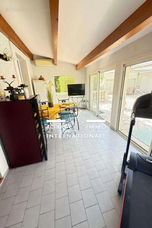 Pièces - Villa avec Piscine et Pergola à Arles