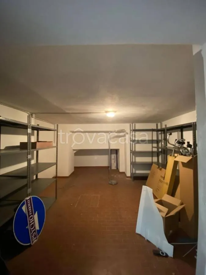 Garage - Rustic-Style Flat with Caminetto in Modena