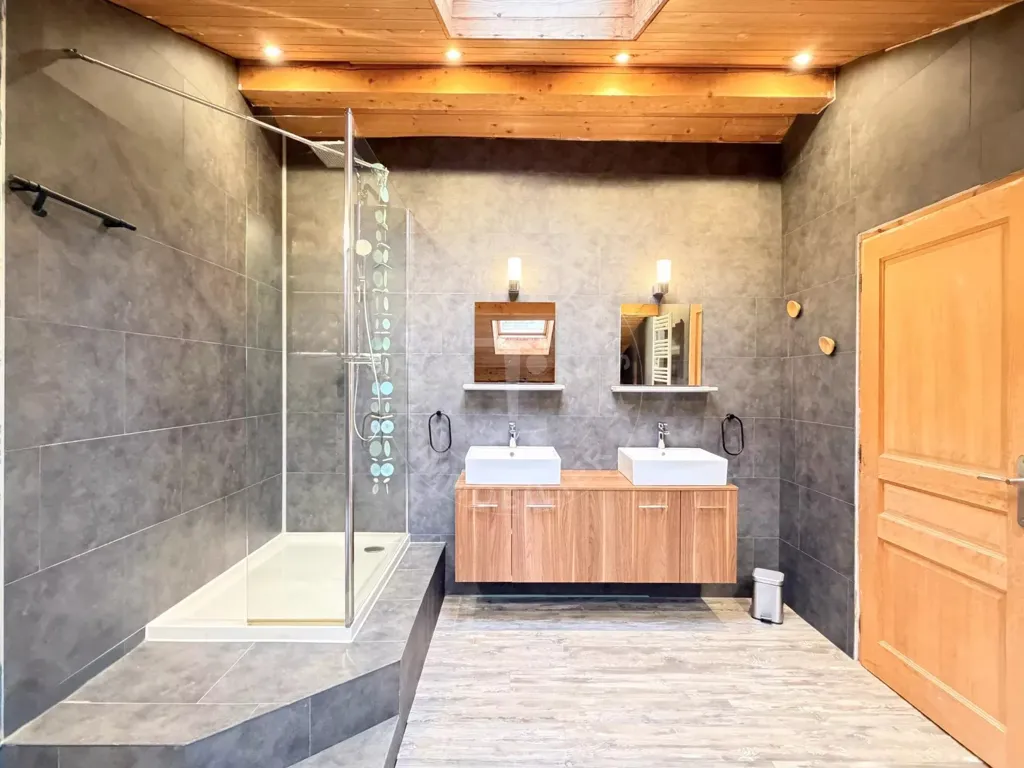 Salles de bain - Chalet Luxueux avec Vue Montagne à Thônes