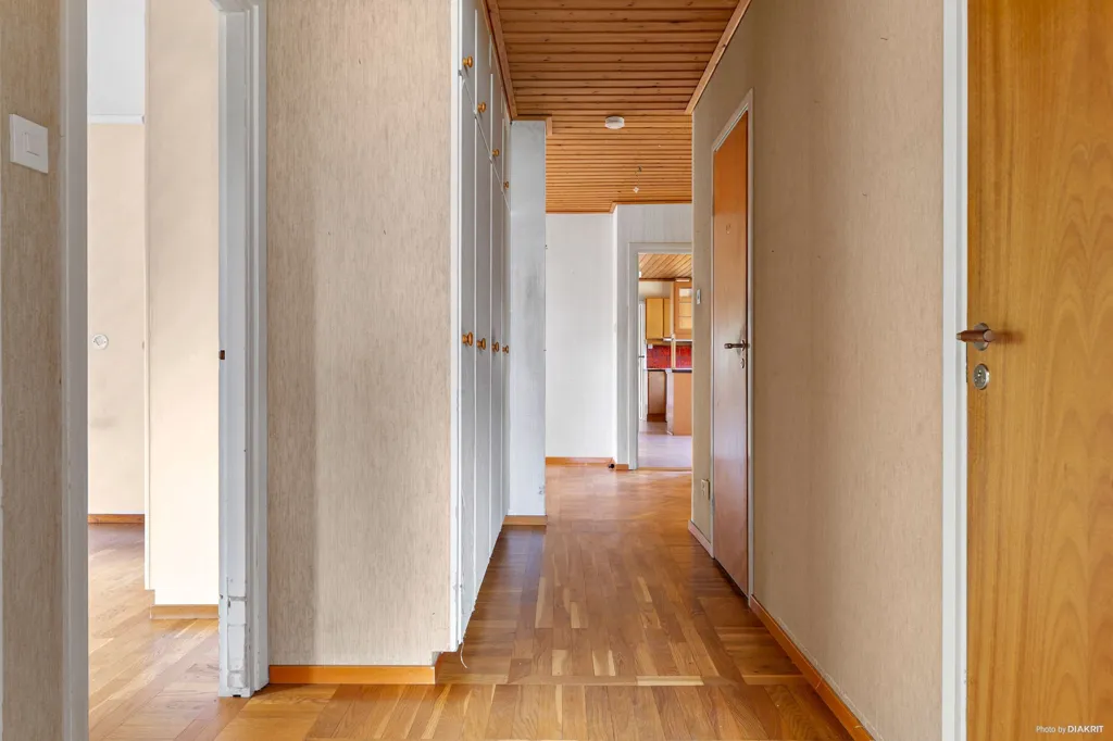 Hallway - Villa with Garden in Trollbäcken, Stockholm