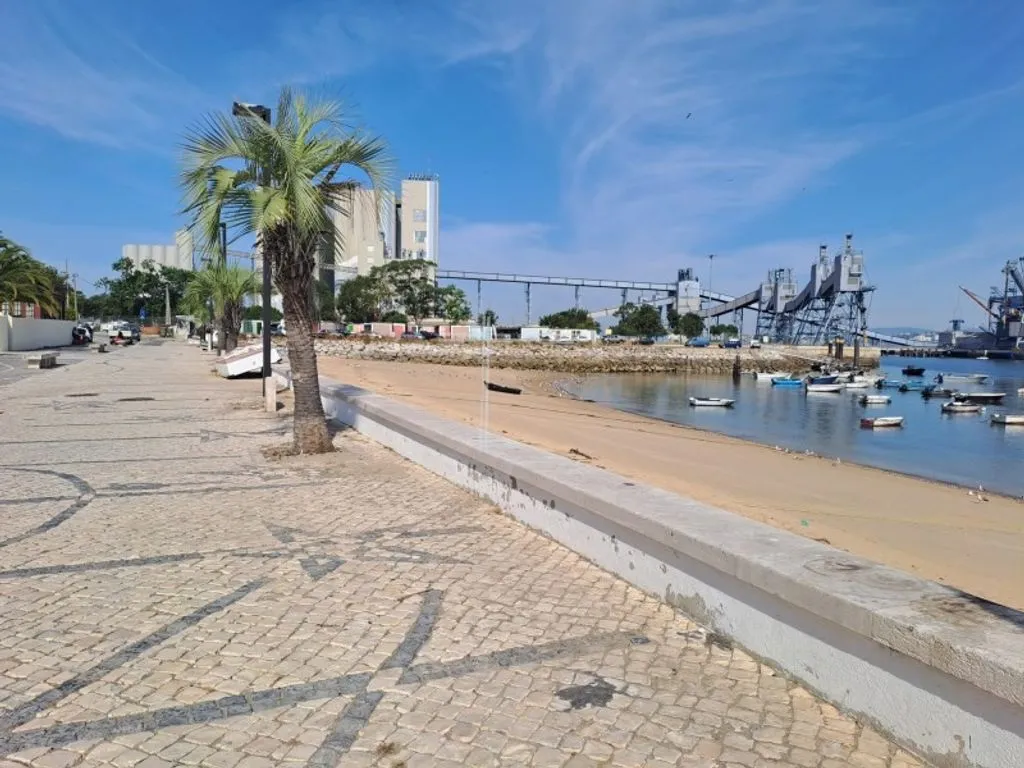 Development Land with River View in Trafaria