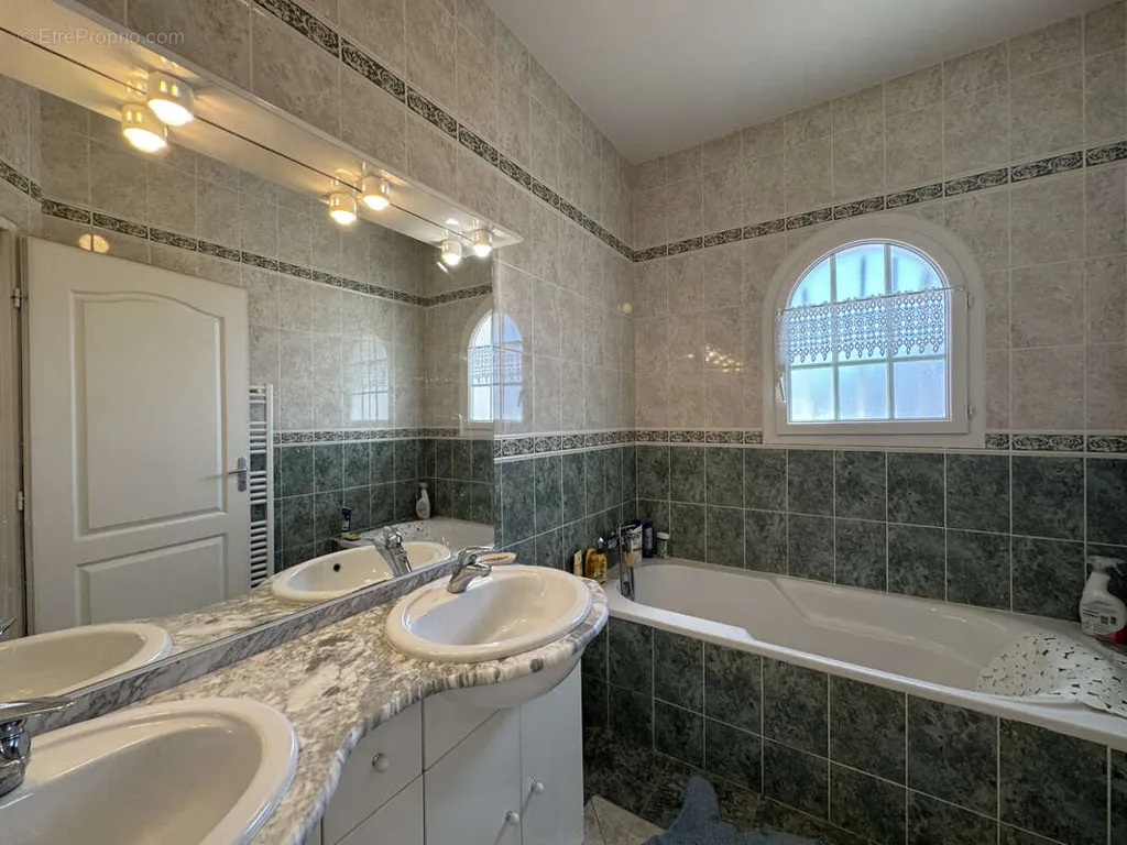 Salles de bain - Villa avec Piscine dans un Secteur Calme à La Grande-Motte
