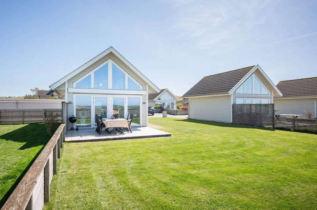 Jardin - Strandfront Property with Development Potential in Mellbystrand