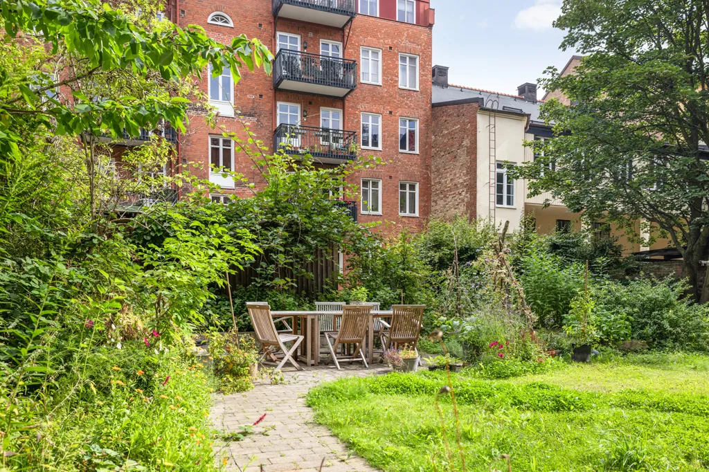 Garden - Charming 1930s Flat with Garden in Värnhem