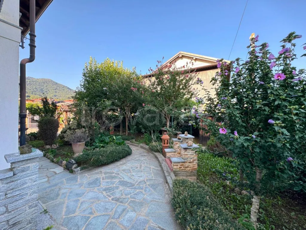 Aed - Villa with Potential for Two Apartments in Boves