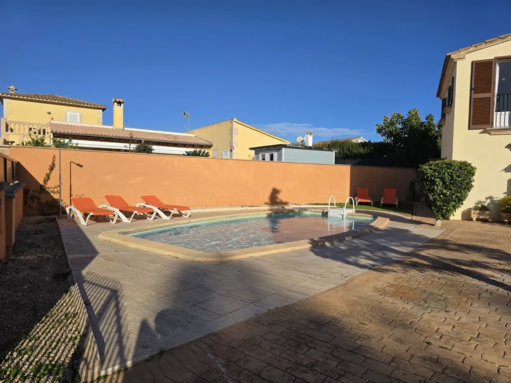 Piscine - Town Villa with Pool in Sa Coma, Mallorca