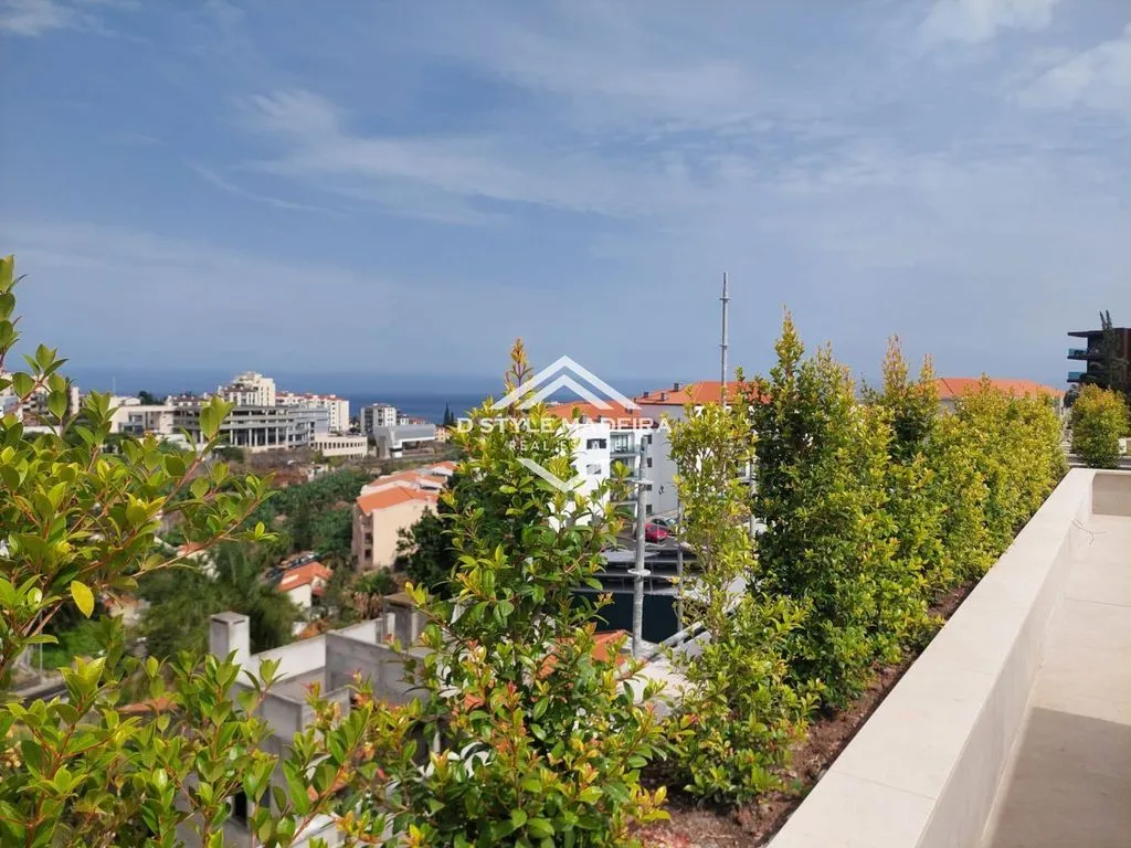 Terrace - Luxury Flat with Pool in Funchal, Madeira