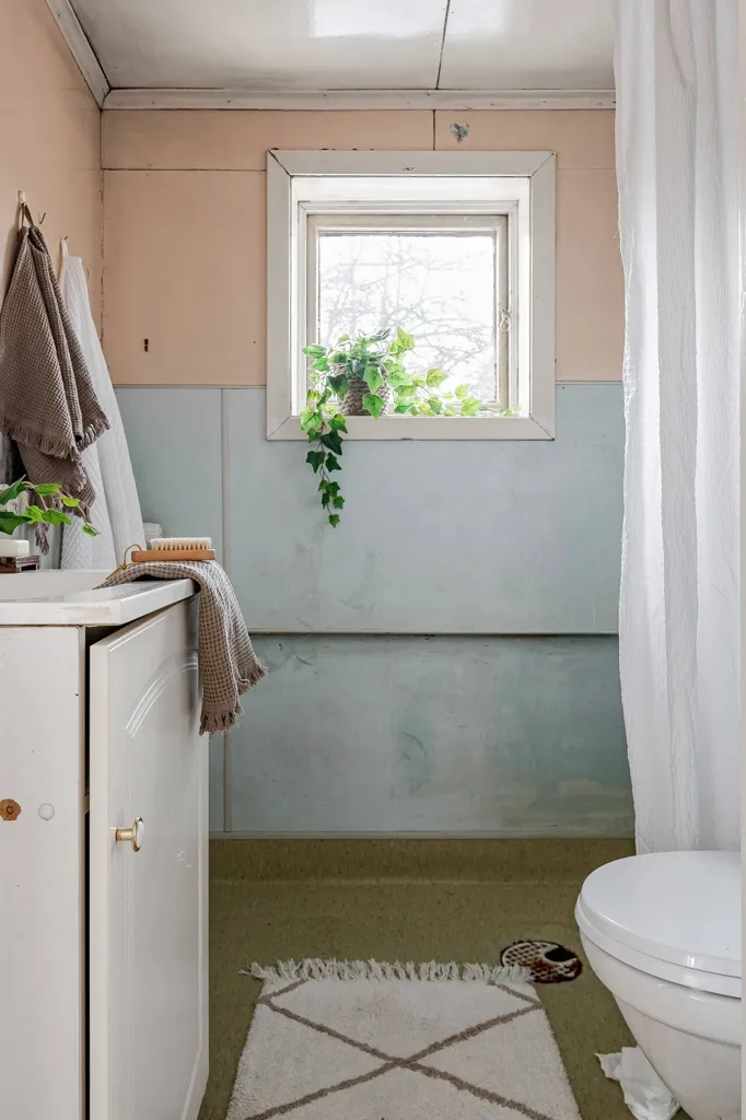 Bathrooms - Cottage with Guesthouse in Vingåker