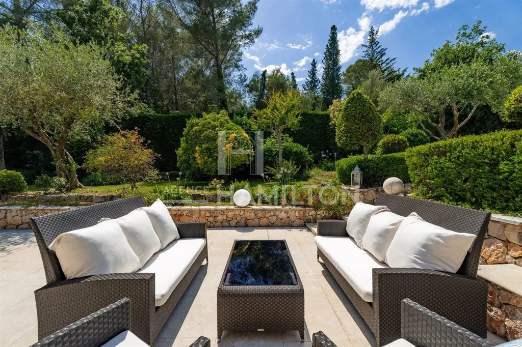 Terrasse - Villa Luxueuse avec Piscine à Châteauneuf-Grasse