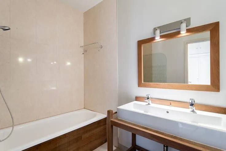 Bathrooms - Apartment with Canal View in Antwerp
