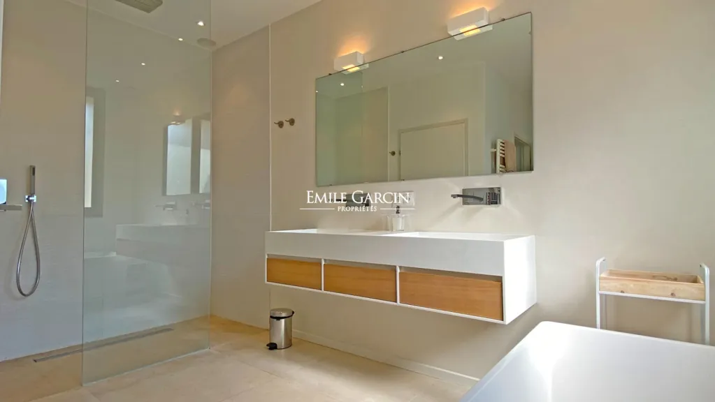 Salles de bain - Maison Contemporaine avec Vue Mer à Cannes