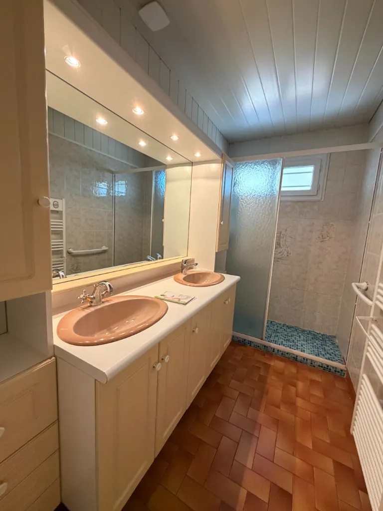 Vannitoad - 3-Bedroom House with Garden in Brou