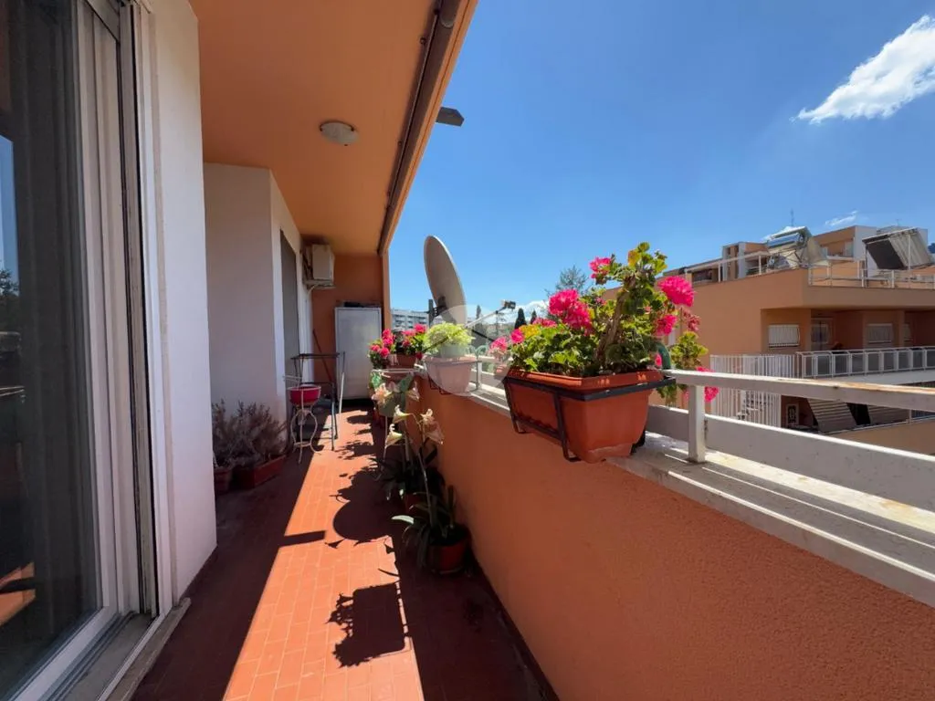 Balcone - Appartamento con balcone e posto auto a Roma