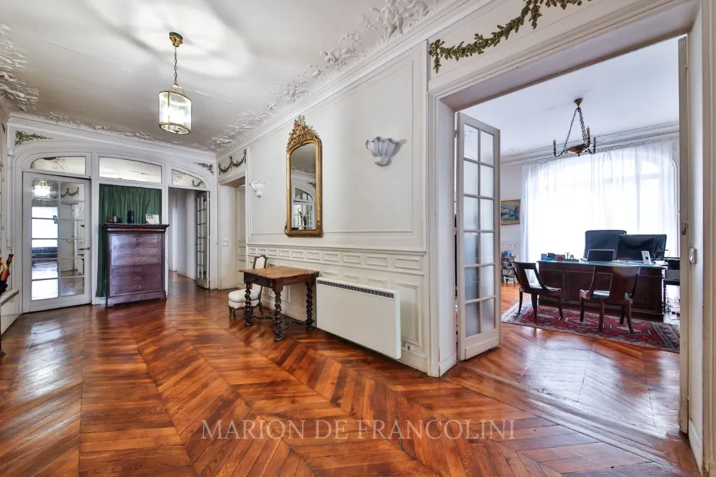 Living Room - Haussmannian Apartment with Parking in Ternes