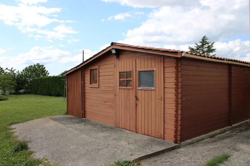 Extérieur - Maison Individuelle avec Grand Terrain Clôturé