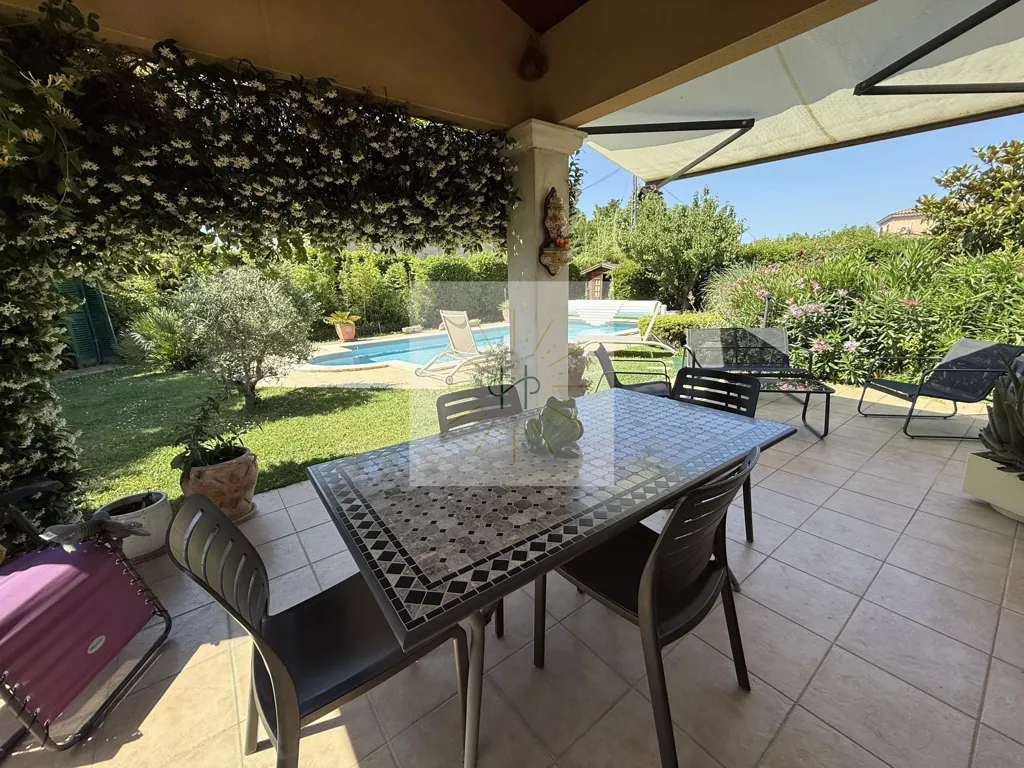 Terrasse - Maison avec Piscine et Jardin à Montélimar