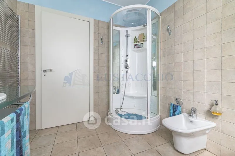 Bagni - Villa indipendente con piscina nel residence a Brembate di Sopra