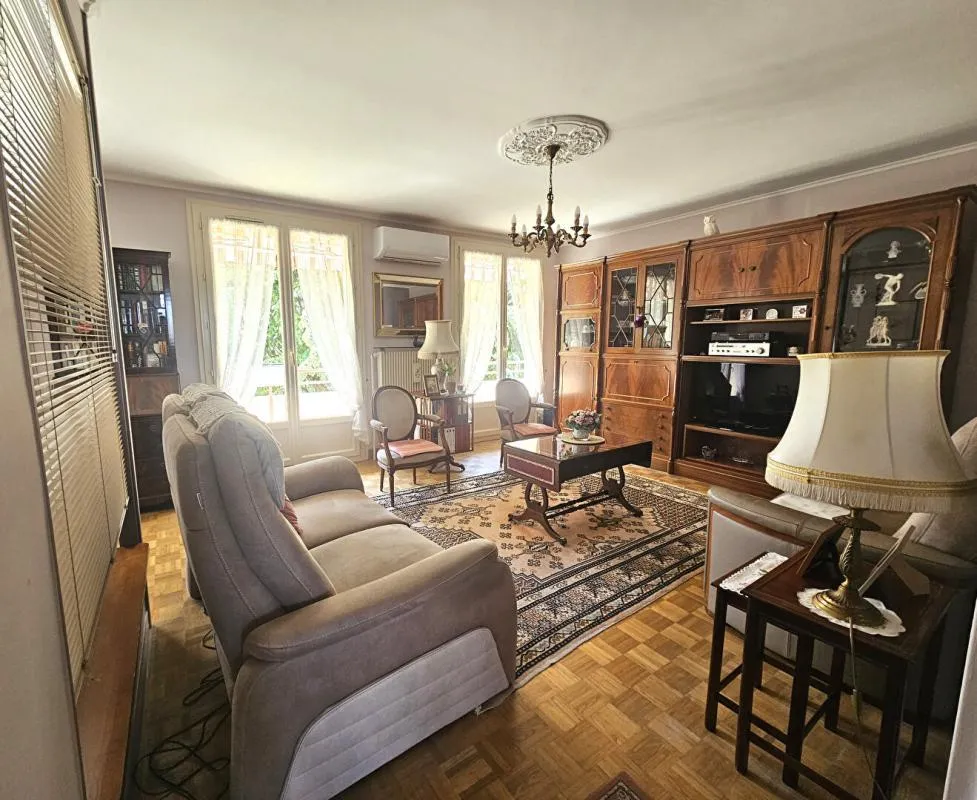 Elutuba - Bright 3-Bed Flat with Balcony in Decines Centre