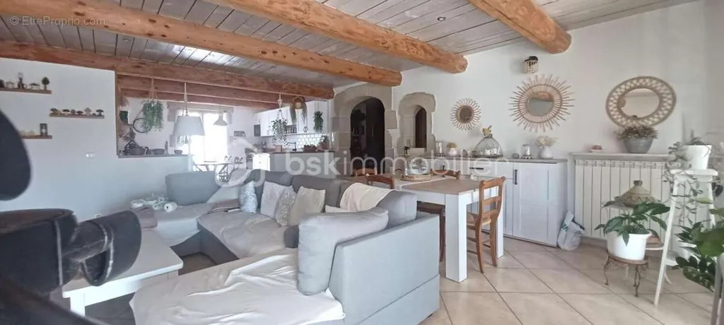 Séjour - Villa Traditionnelle avec Studio et Piscine à Vendre
