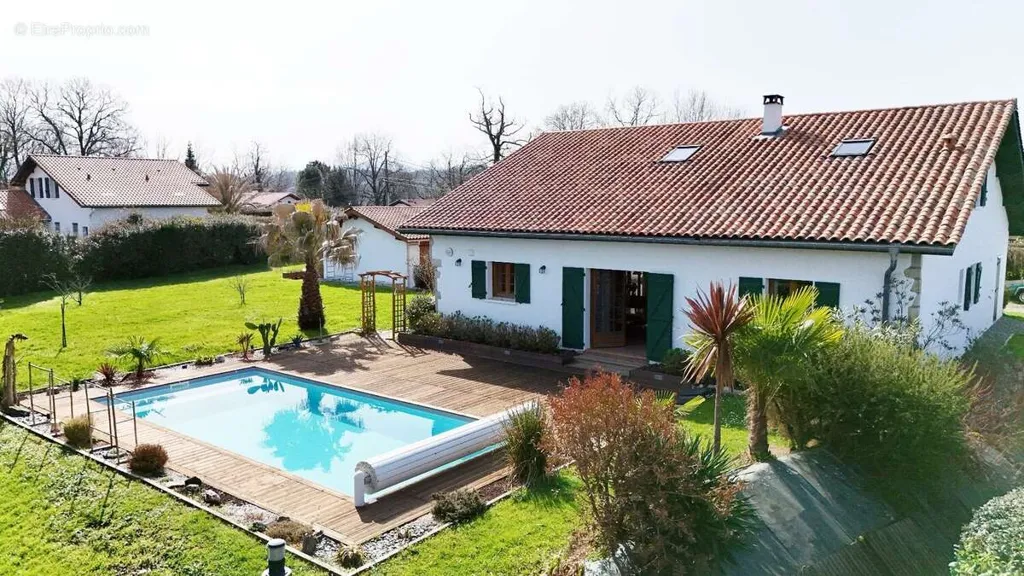 Vue aérienne - Maison Basque avec Piscine à Mouguerre
