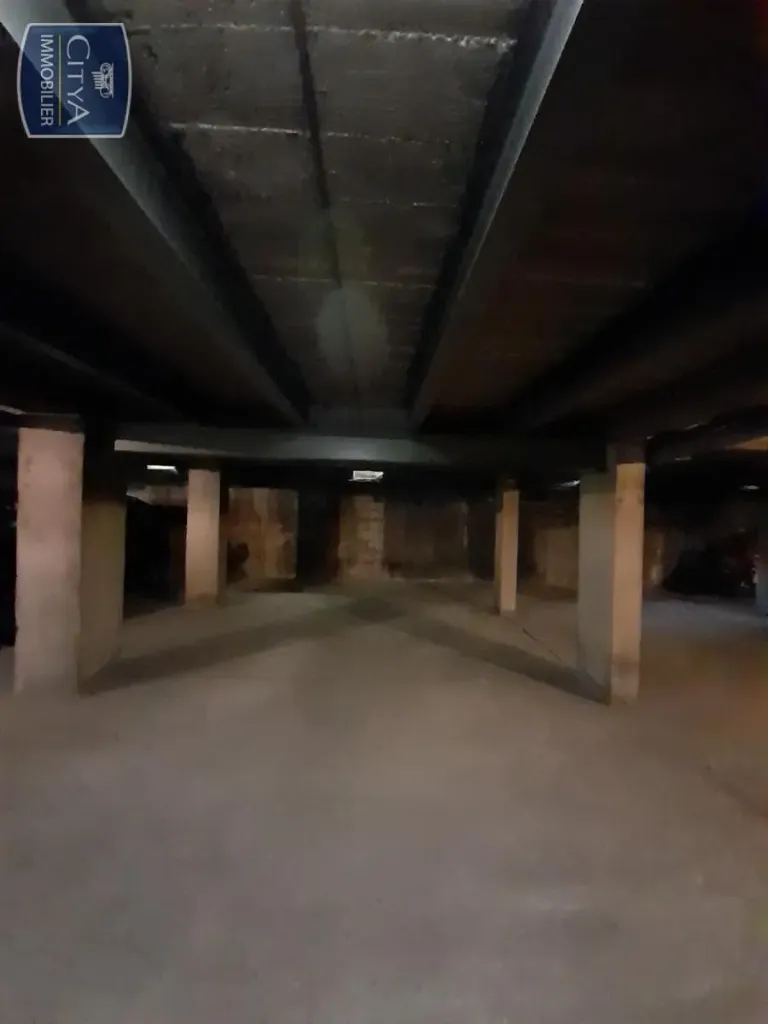 Garaaž - Parking Space in Dynamic Orléans Centre