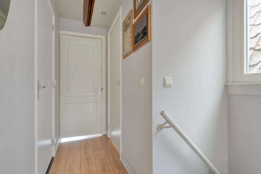 Esik - Characterful House with Water View in Zeglis