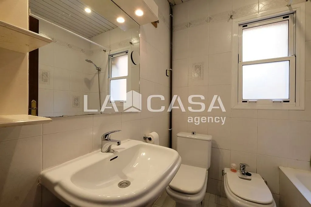 Vannitoad - East-West Oriented Flat near Passeig Maragall
