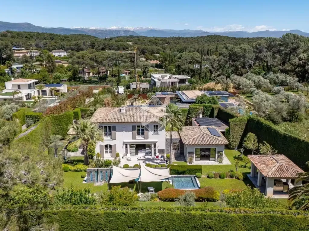 Villa Contemporaine avec Piscine à Mougins