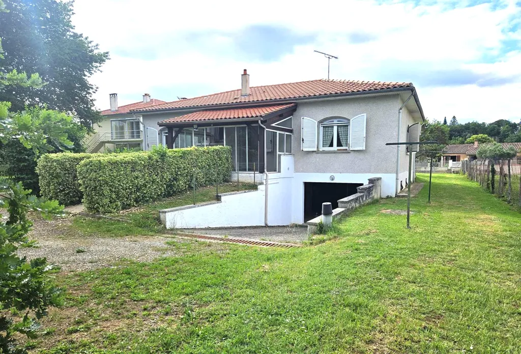 Extérieur - Villa Élégante avec Sous-Sol à Lavardac