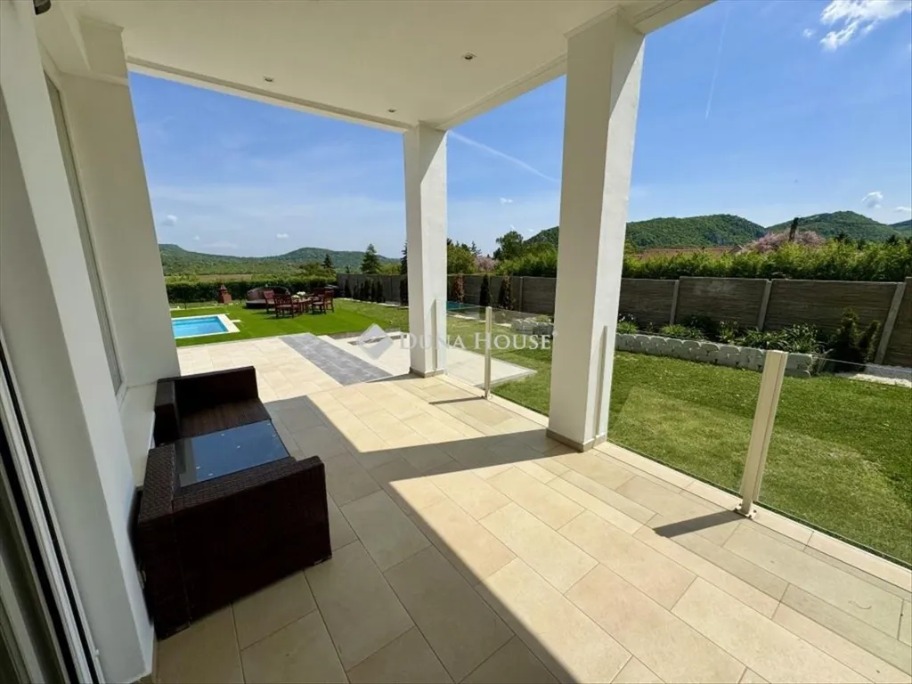Terrazza - Panoramic Family House with Pool in Csobánka