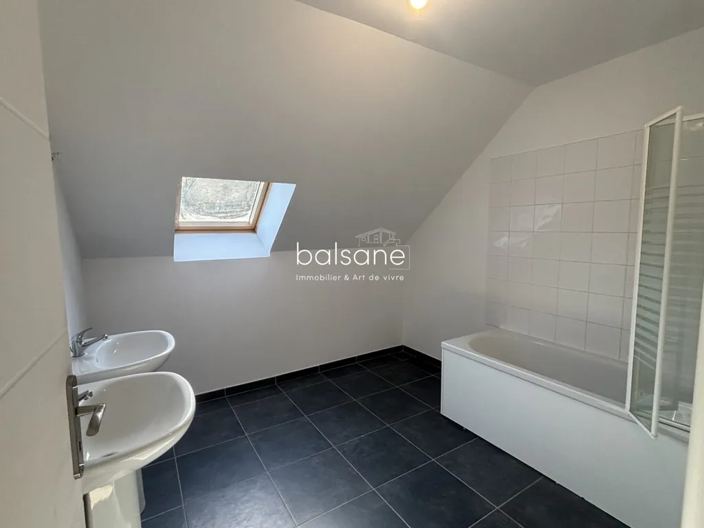 Salles de bain - Maison Récemment Construite avec Jardin à Pissy-Poville