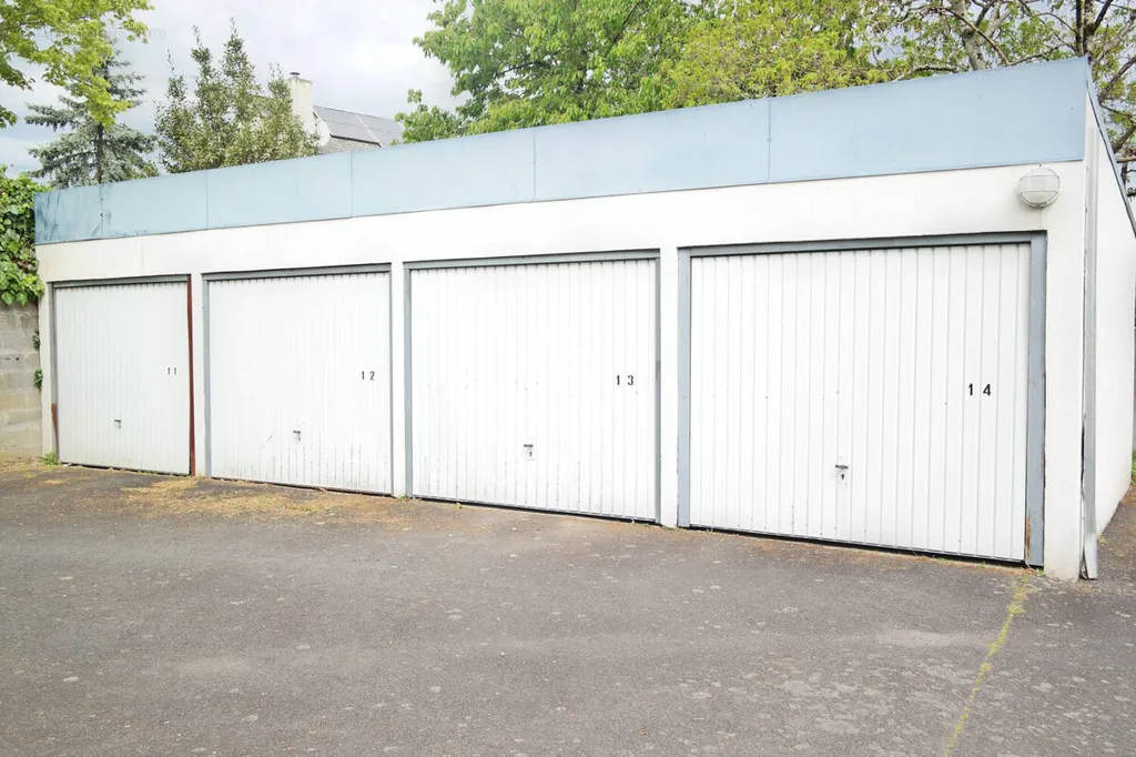 Extérieur - Garage Fermé avec Accès Sécurisé à Nantes