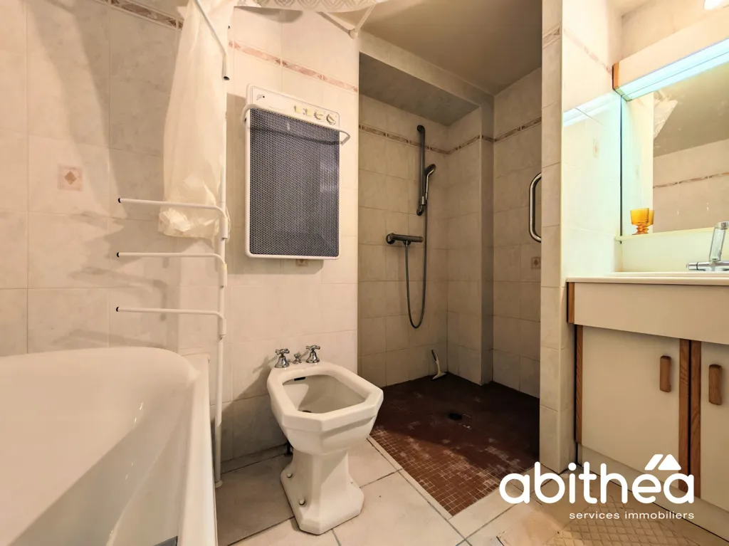 Salles de bain - Demeure en Pierres avec Piscine à Fronsac