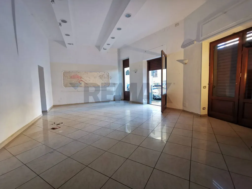 Toad - Commercial Space with 5 Frontage Windows in Biella