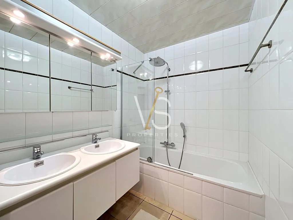 Bathrooms - 2-Bedroom Flat with Terrace in Rhode-Saint-Genèse