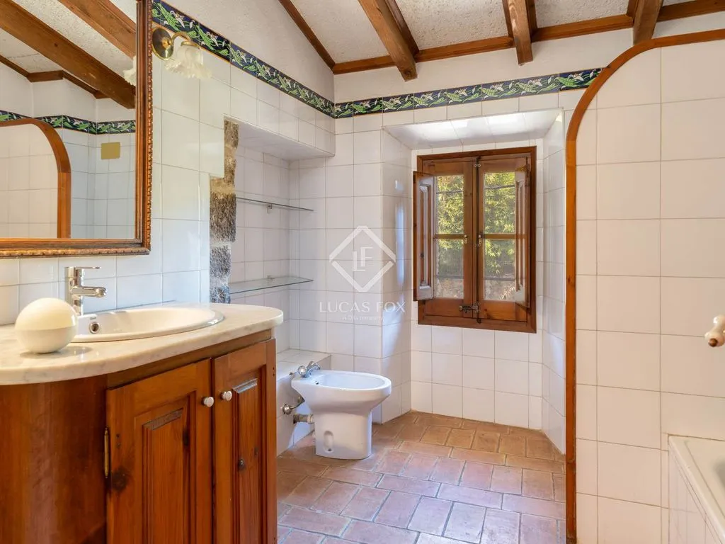Bathrooms - Traditional Stone Cottage with Pool in Bàscara
