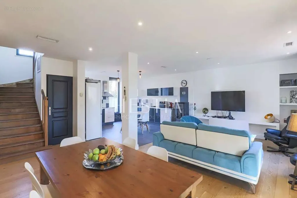 Séjour - Maison de Luxe avec Piscine à Crépieux-la-Pape