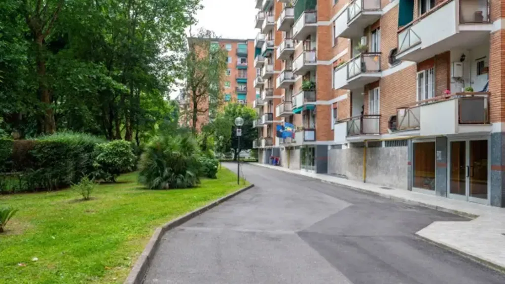 Esterno - Bright Trilocale with Balcony in Gallaratese, Milan