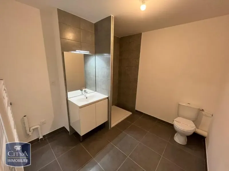 Salles de bain - Appartement 2 Pièces avec Patio à Perpignan