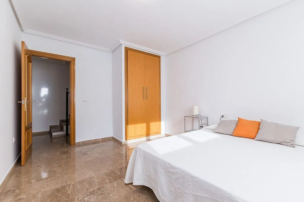 Chambres - Terraced Semi-Detached House in Picanya