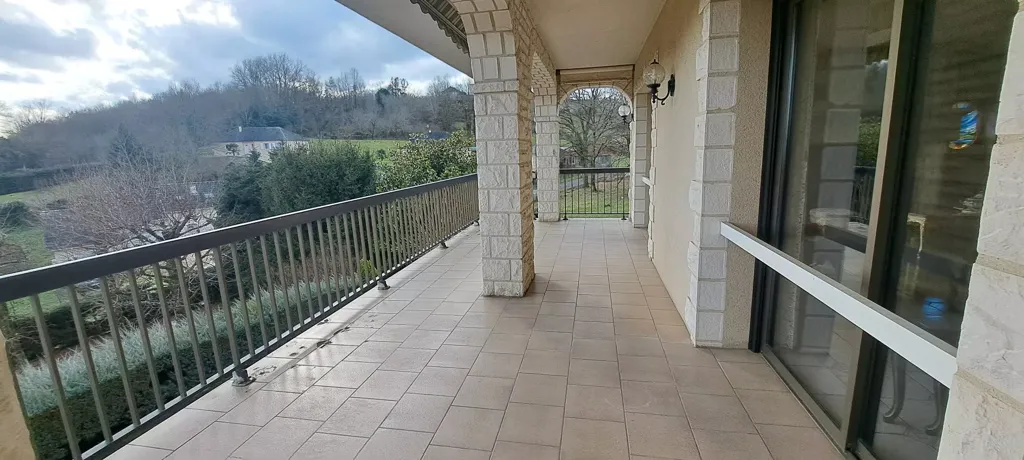Balcon - Maison avec Vue Dégagée sur les Hauteurs d'Objat