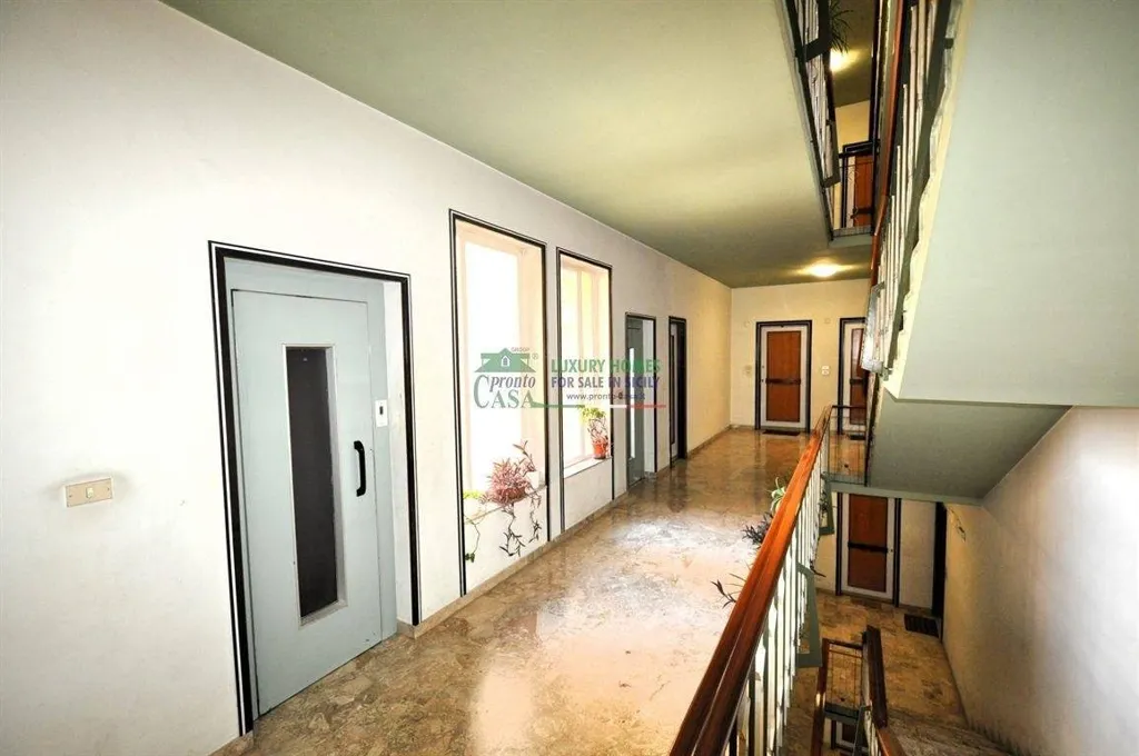 Esik - Apartment with Balconies in Via Archimede, Ragusa