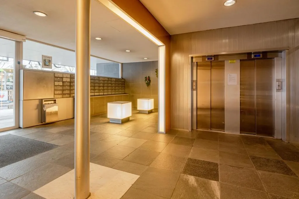 Hallway - 4-Bedroom Flat with Panoramic View in Rotterdam