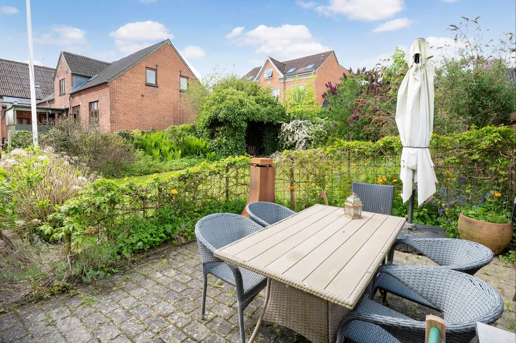 Aed - Victorian Villa with Garden in Kjellerup