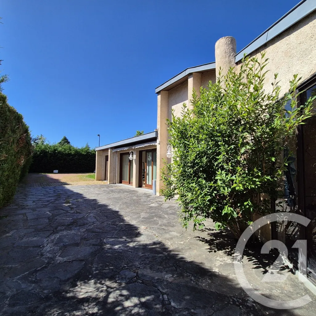 Aed - Architectural House with Garden in Roanne
