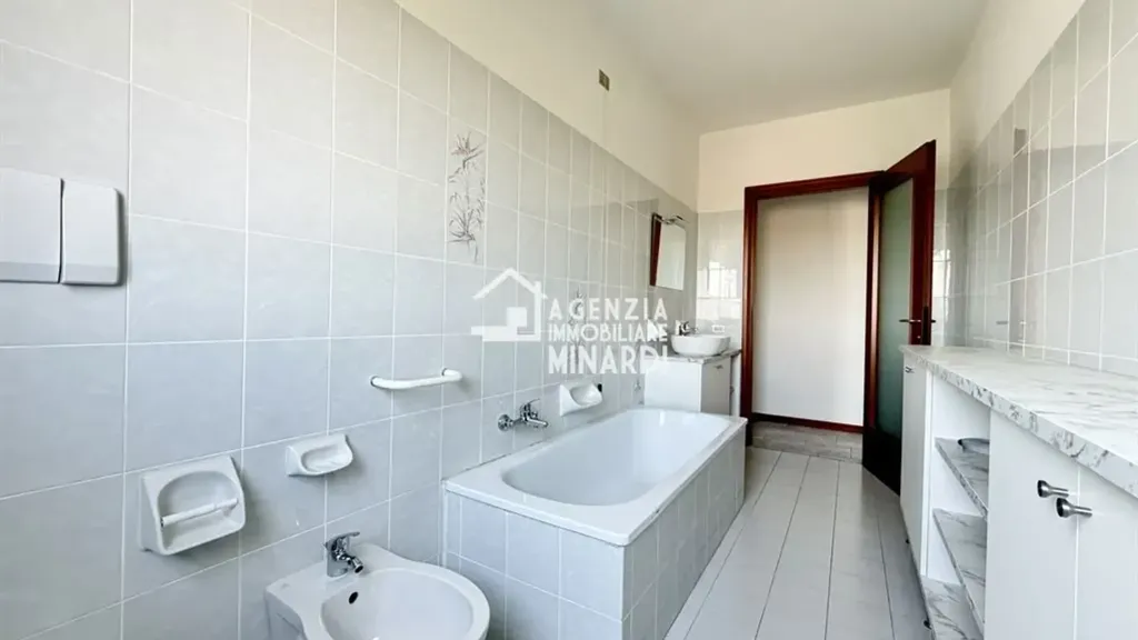 Vannitoad - Bright 3-Bedroom Apartment with Terrace in Faenza