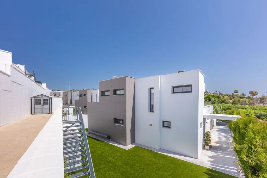 Jardin - Contemporary Villa with Sea View in La Duquesa