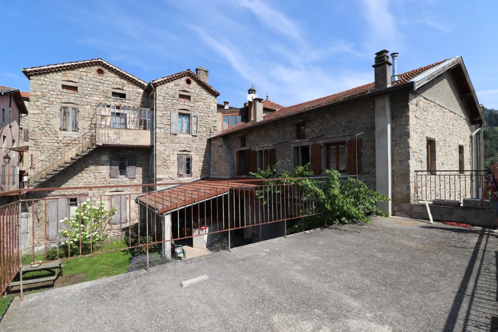 Außenansicht - Stone Cottage with Rental Potential in Desaignes