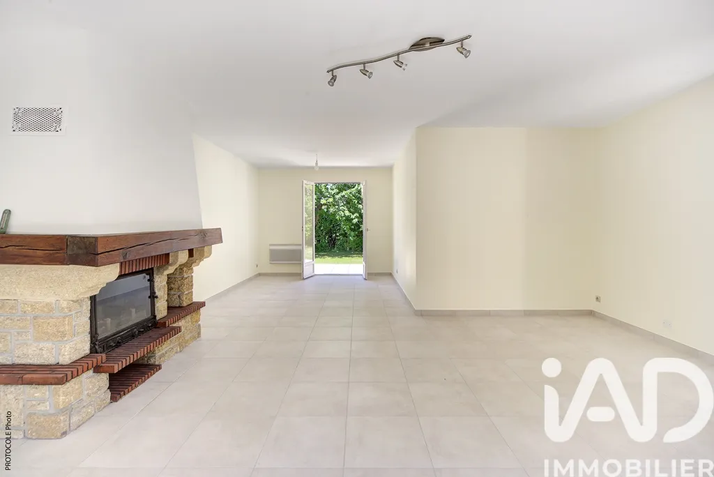 Living Room - Charming House with Garden in Péchabou